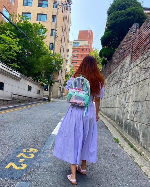 '한재석♥' 박솔미, 21만원 원피스+8만원 샌들로 등원룩 완성 [TEN★]