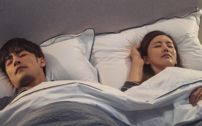 성훈, 침대서 아내와 스킨십하며 불륜녀 생각? ('결사곡2')