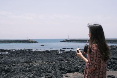 '재벌3세♥' 박규리, 삼각김밥 먹으며 바다 보기 "잠 덜 깨서 배고파" [TEN★]