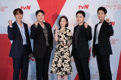 '슬의생2' 돌아온 '99즈', 변화보단 익숙함으로 '정면 돌파' [종합]