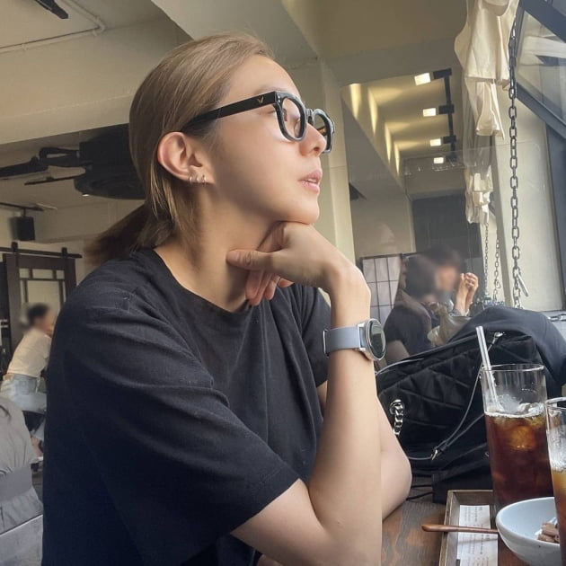 유이, 밤 타르트 앞에 두고 먼산 보기? 대체 뭐가 있는 거야 [TEN★]