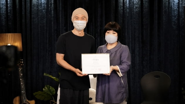 임영웅 선한 영향력 韓 넘어 해외로…캄보디아 학교 후원금 기부