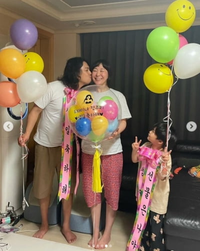 생일 맞은 정주리, 남편 사랑 뽀뽀 듬뿍 "입술 어디? 미간은 왜?" [TEN★]