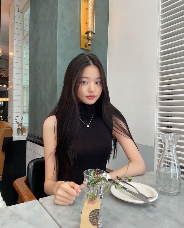 장원영, 다이아 목걸이하고 새초롬한 표정…인형 같네 [TEN★]