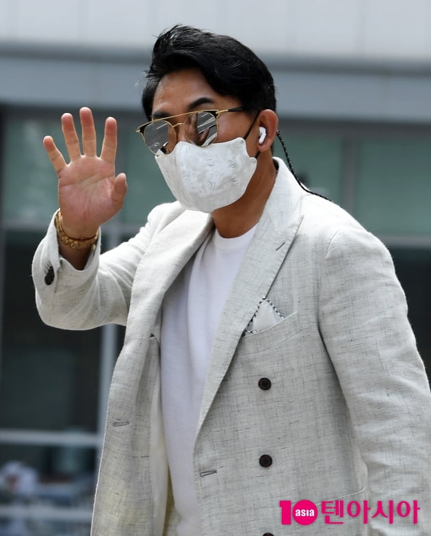 [TEN 포토] 이승철 '카리스마 인사'