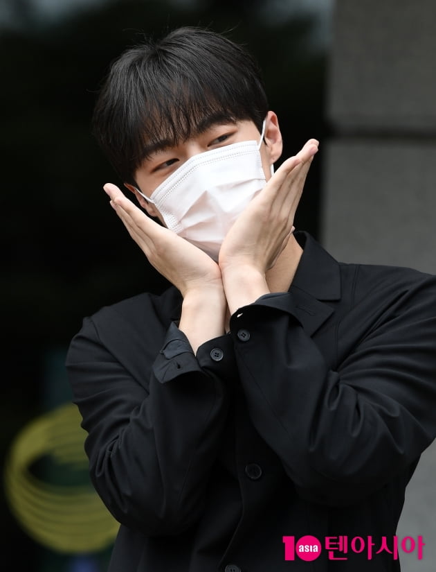 [TEN 포토] 배인혁 '꽃받침도 귀엽게'