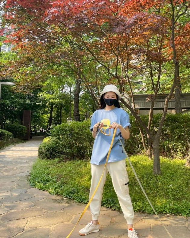 전진♥류이서, 고급아파트 단지 산책엔 커플 츄리닝 패션 [TEN★]