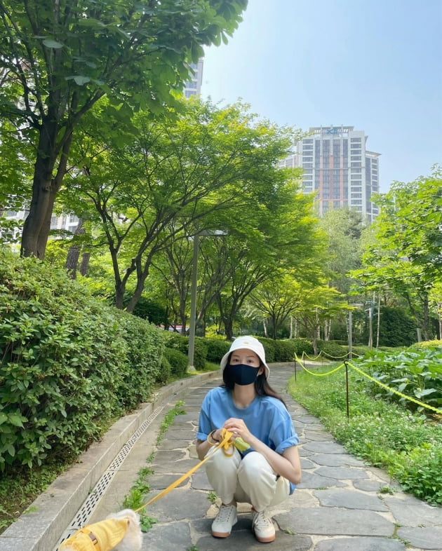 전진♥류이서, 고급아파트 단지 산책엔 커플 츄리닝 패션 [TEN★]