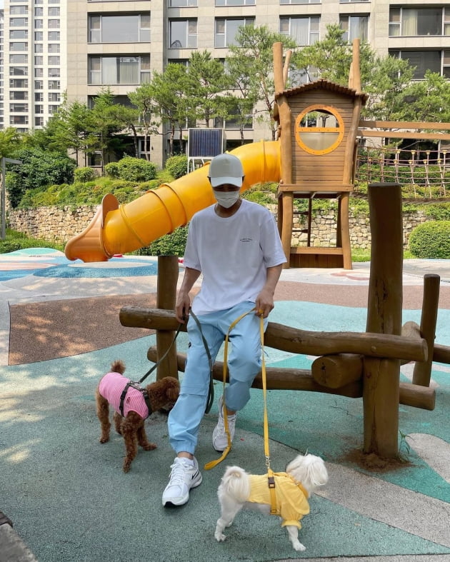 전진♥류이서, 고급아파트 단지 산책엔 커플 츄리닝 패션 [TEN★]