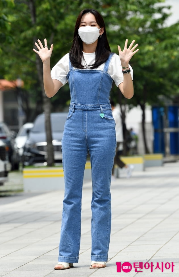 [TEN 포토] 진기주 '인형이 손을 흔드네'