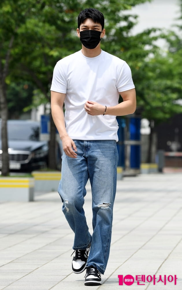 [TEN 포토] 위하준 '청바지+흰티 하나면 충분해'