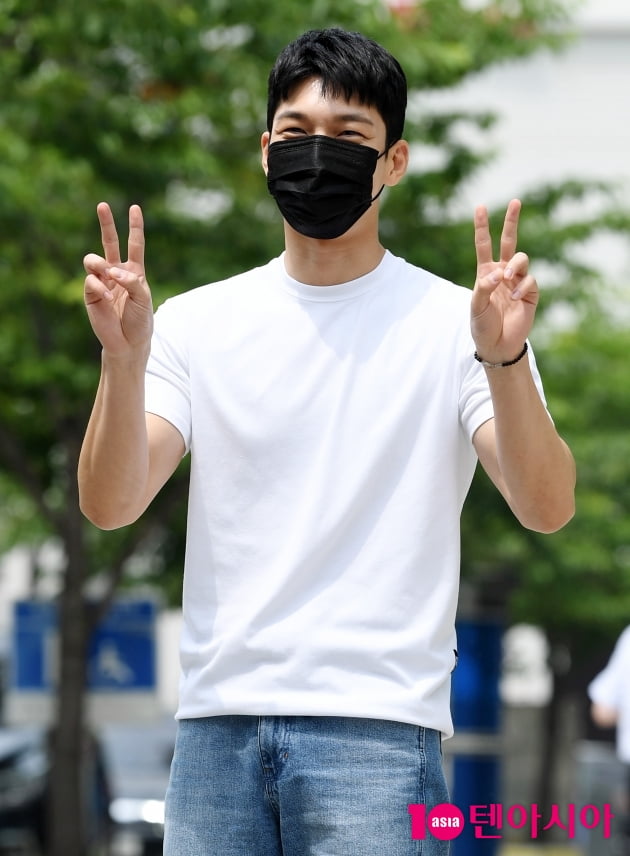 [TEN 포토] 위하준 '소년처럼 귀여운 브이'