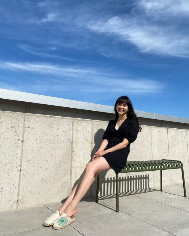 '김무열♥' 윤승아, 자가 건물 옥상인가…넘치는 여유 [TEN★]