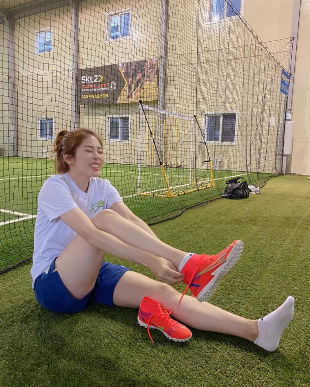 서동주, 숏팬츠 입고 축구화 신느라 '낑낑'…"얇은 다리 포기" [TEN★]
