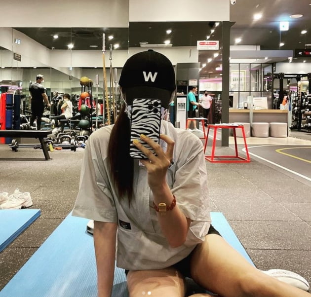 "올여름 비키니"…지소연, ♥송재희와 '몸짱부부' 인증샷 [TEN★]