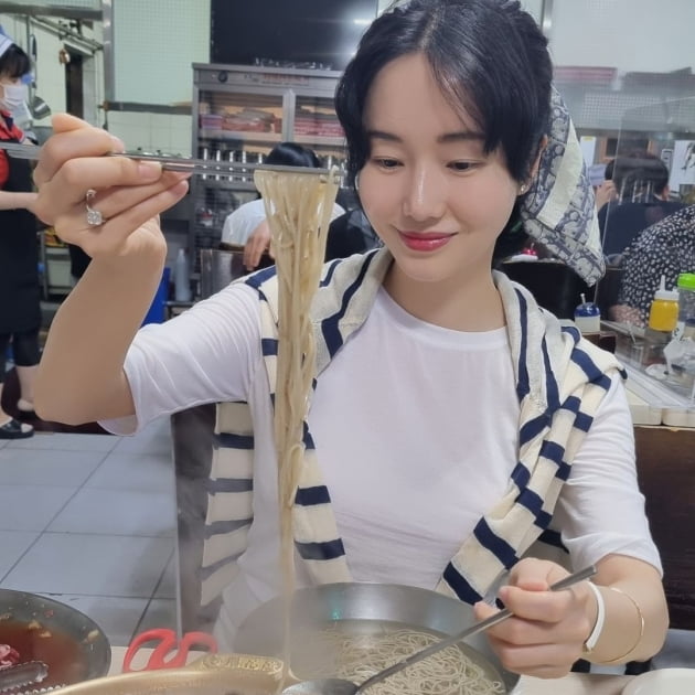 '연하의사♥' 이정현, 평양냉면 먹는데 이렇게 상큼해도 돼? [TEN★]