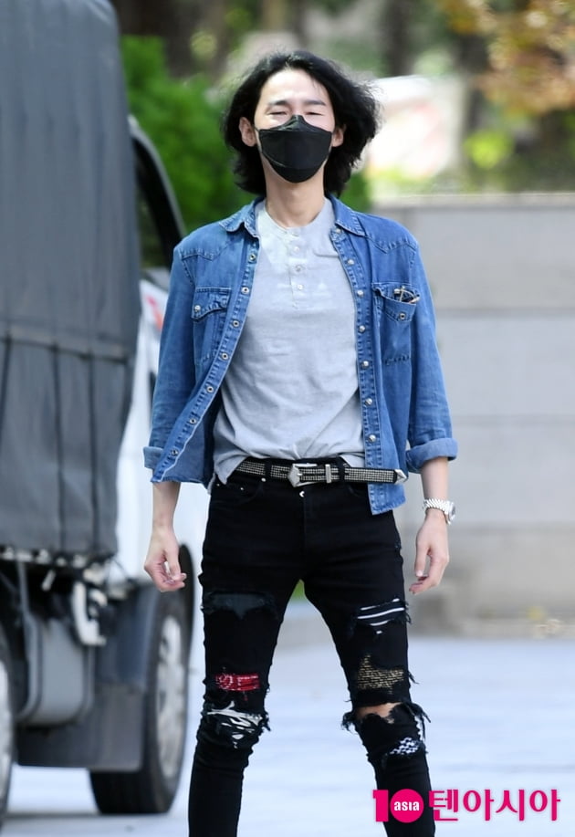 [TEN 포토] 허지웅 '청자켓으로 멋내고'