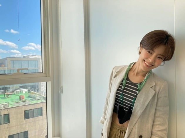 '치과의사♥' 이윤지, '애둘맘'이지만 힙하게 크롭티…뱃살 굴욕無 [TEN★]
