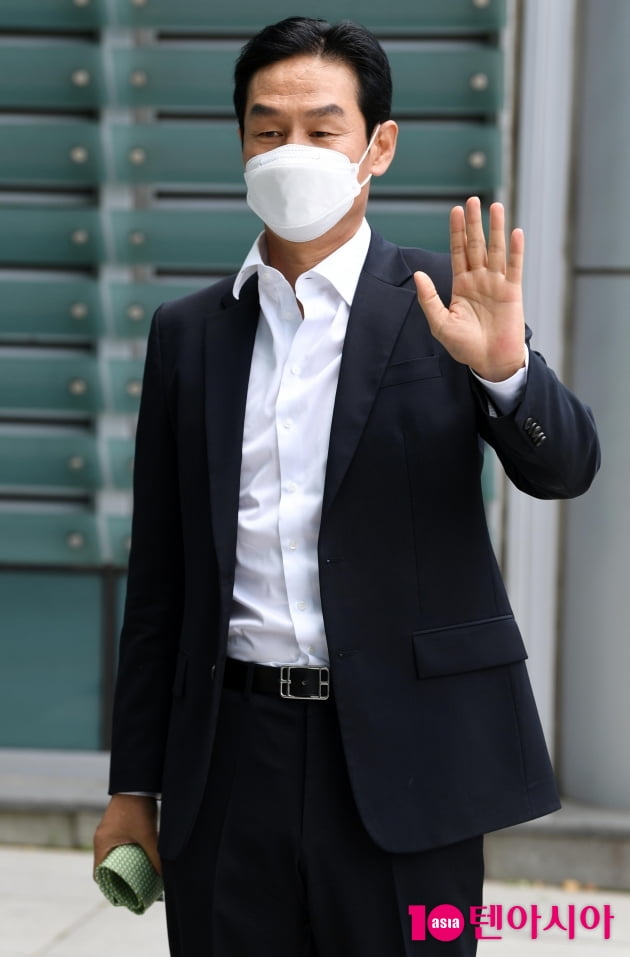 [TEN 포토] 최용수 '카리스마 넘치는 인사'