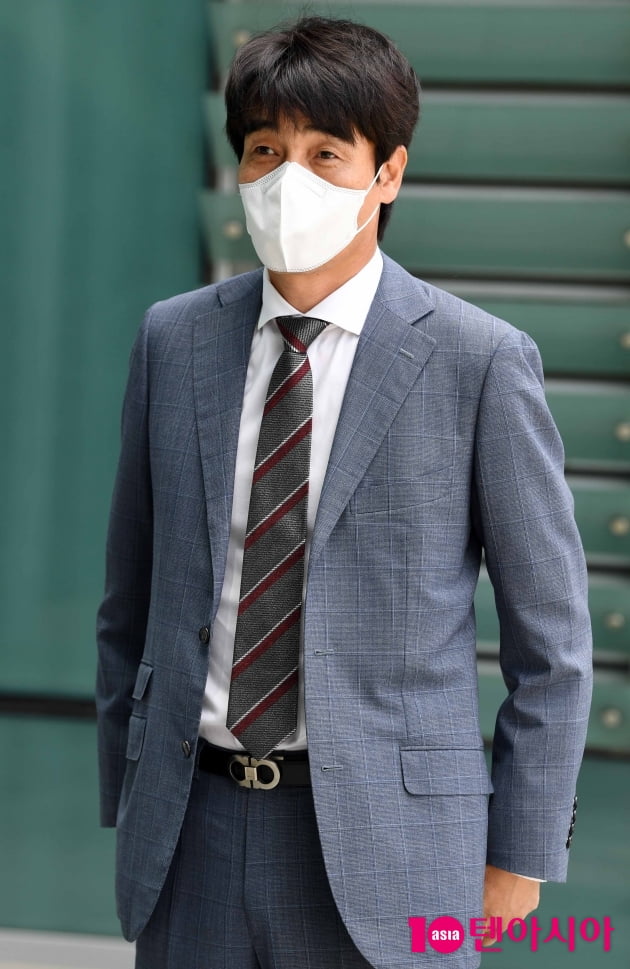[TEN 포토] 최진철 '사진도 찍어요?'