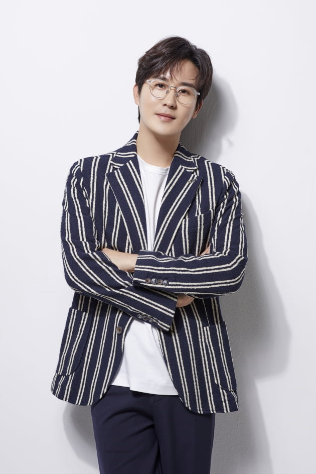 [TEN인터뷰] '데뷔 13년' 신유 "임영웅처럼 좋은 후배 위해 허리를 굳건히 지켜야죠"