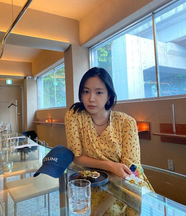  YG 간 손나은, C사 로고 박힌 볼캡은 테이블 위에 살짝 [TEN★]