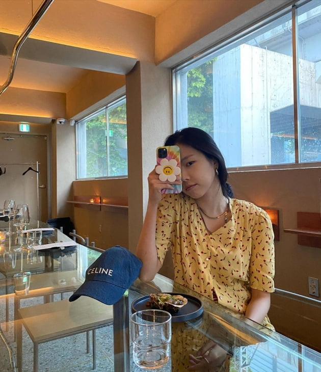  YG 간 손나은, C사 로고 박힌 볼캡은 테이블 위에 살짝 [TEN★]