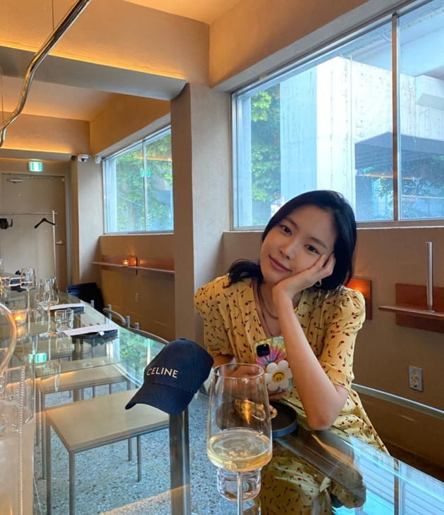  YG 간 손나은, C사 로고 박힌 볼캡은 테이블 위에 살짝 [TEN★]