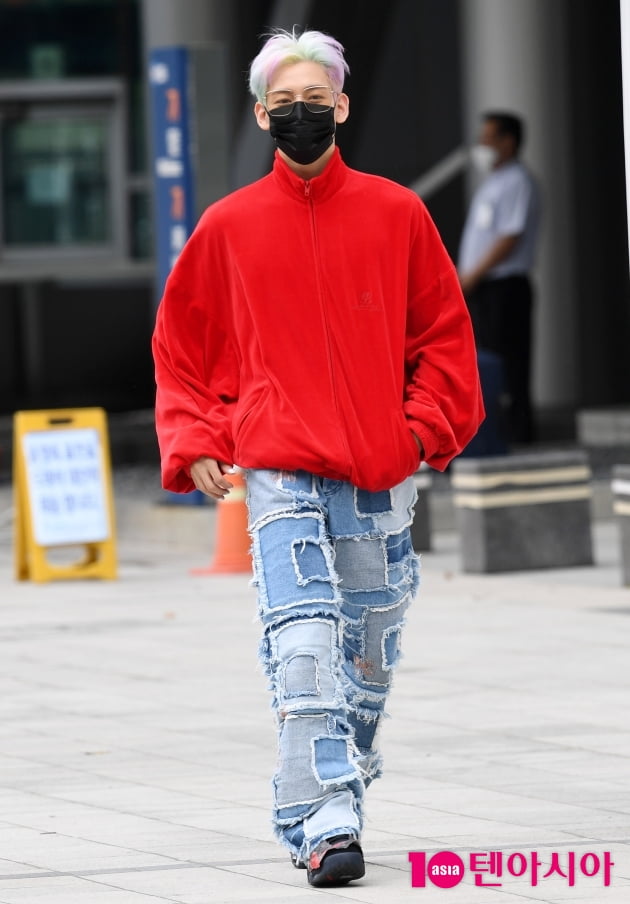 [TEN 포토] 뱀뱀 '강렬한 레드'