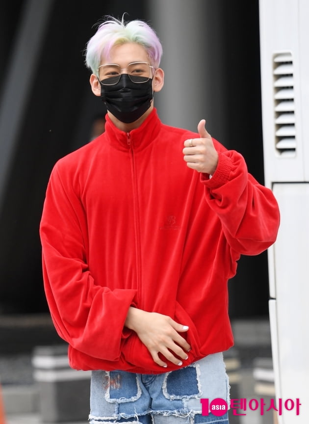 [TEN 포토] 뱀뱀 '내노래 '리본' 엄지척'