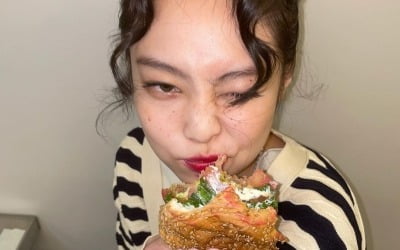 블랙핑크 제니, 하의실종 의상으로 이 각도에서 햄버거를? [TEN★]