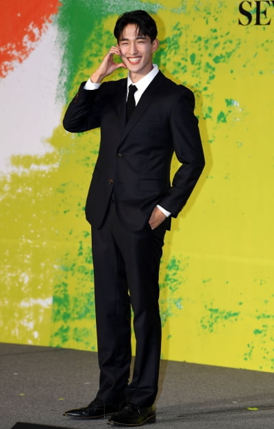 [TEN 포토] 세븐틴 도겸 '빵 터져도 멋짐폭발'