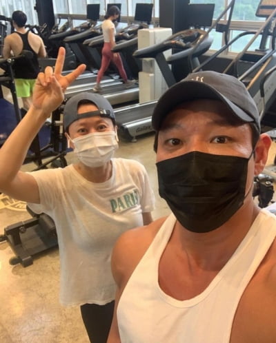 '이봉원♥'박미선, 남편말고 근육질 남자와 브이[TEN★]