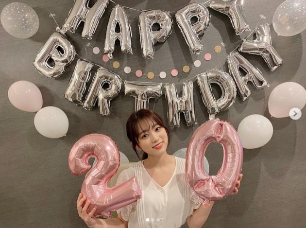 아이즈원 출신 야부키 나코, 20살 생일 미모…풍선 절반 밖에 안되는 얼굴[TEN★]