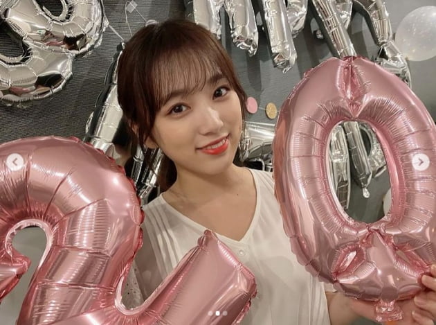 아이즈원 출신 야부키 나코, 20살 생일 미모…풍선 절반 밖에 안되는 얼굴[TEN★]