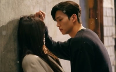 송강♥한소희, 아찔한 키스 1초 전 포착 ('알고있지만')