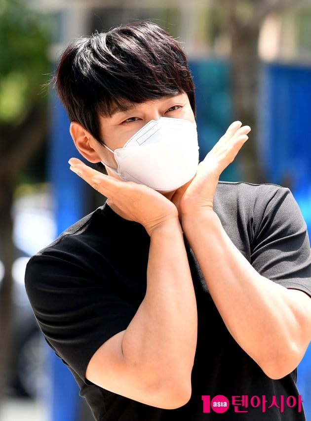 [TEN 포토] 황치열 '치명적인 꽃받침'