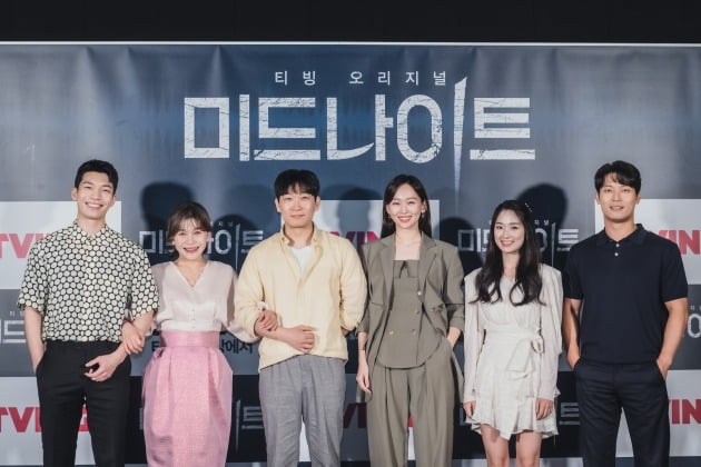배우 위하준(왼쪽부터), 길해연, 권오승 감독, 진기주, 길해윤, 박훈이 21일 열린 영화 '미드나이트' 언론시사회에 참석했다. / 사진제공=CJ ENM