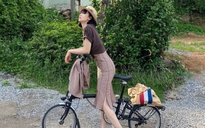 '류수영♥' 박하선, 치마 입고 자전거 "좋을 줄 알았는데" [TEN★]
