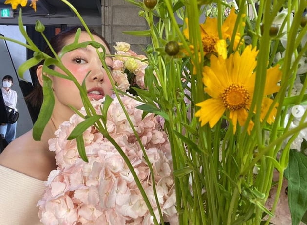 박신혜, 해바라기 뒤에서도 빛이나는 미모[TEN★]
