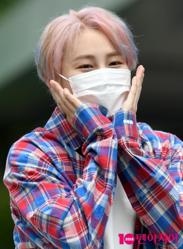 [TEN 포토] 하성운 '러블리한 꽃받침'