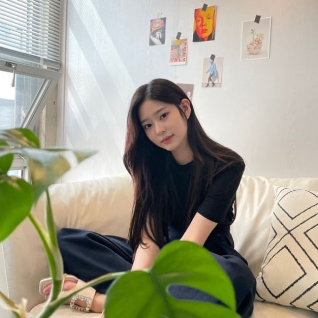 아이즈원 김민주, 인형이 살아난 줄…심쿵 아이컨택 [TEN★]