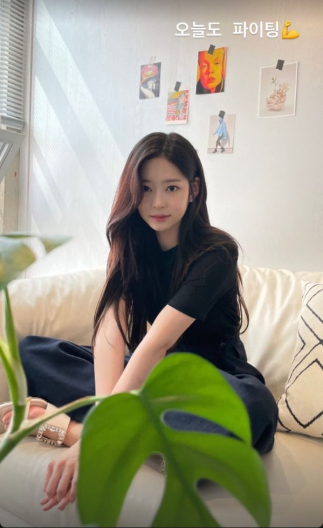 아이즈원 김민주, 인형이 살아난 줄…심쿵 아이컨택 [TEN★]