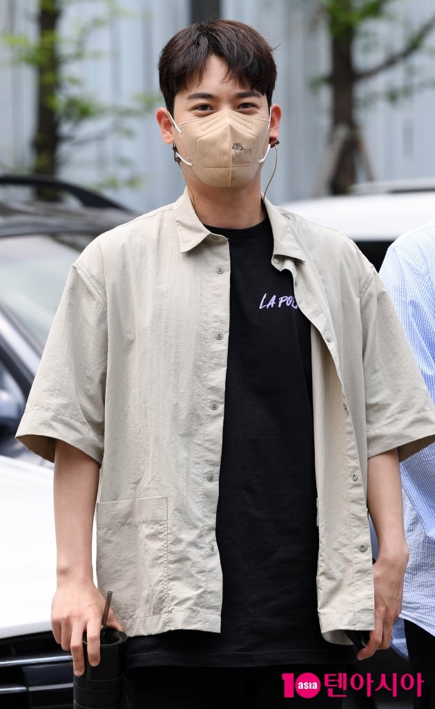 [TEN 포토] 라포엠 유채훈 '조각상의 눈웃음'