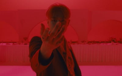 '기타 치던' 샘김, 춤추며 컴백…'The Juice' 레드 퍼포먼스