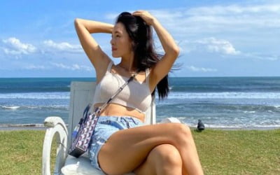 가희, 한 뼘 브라톱 입고 ♥남편과 해변 데이트 [TEN★]
