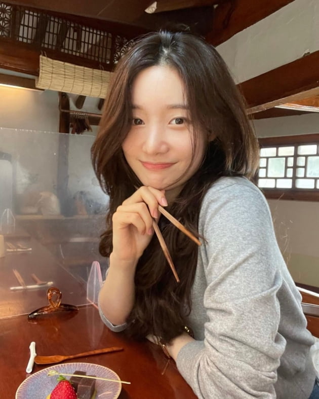 정채연, 젓가락으로 디저트 먹을 때도 우윳빛 청춘 미모 [TEN★]