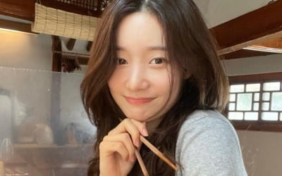 정채연, 젓가락으로 디저트 먹을 때도 우윳빛 청춘 미모 [TEN★]