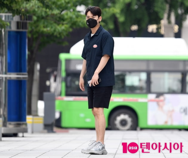 [TEN 포토]라포엠 유채훈 '왜 나 혼자일까?'