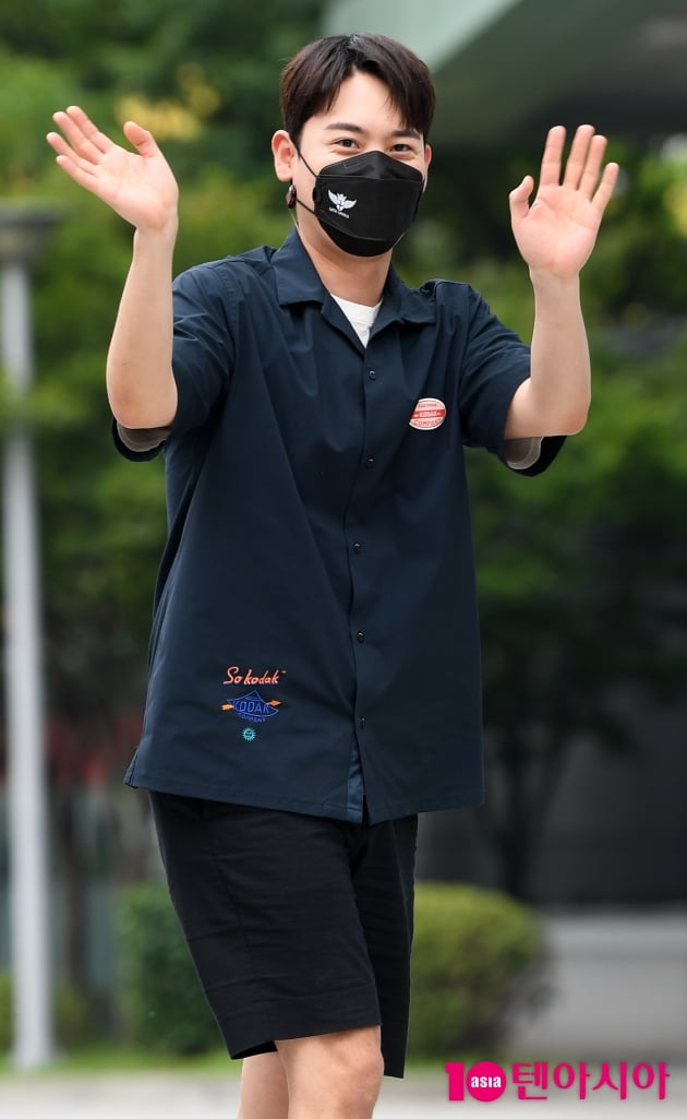 [TEN 포토]라포엠 유채훈 '라디오 잘하고 올께요'